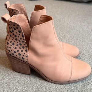 TOMS Everly cutout Tan/ leopard Ankle Booties